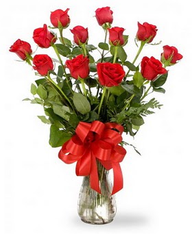  Kütahya hediye sevgilime hediye çiçek  12 adet kırmızı güllerden vazo tanzimi