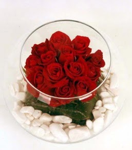 Cam fanusta 11 adet kırmızı gül  Kütahya uluslararası çiçek gönderme 