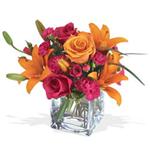  Kütahya hediye sevgilime hediye çiçek  cam yada mika Vazo içerisinde karisik mevsim çiçekleri