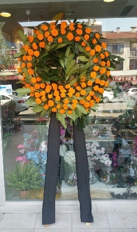 Cenaze çiçeği cenaze çelengi çiçek modeli  Kütahya uluslararası çiçek gönderme 